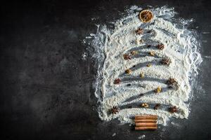 Kerstmis boom. Kerstmis boom van meel met ornamenten anijs ster walnoten koffie bonen en kaneel stokjes foto