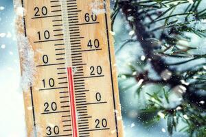 thermometer Aan sneeuw shows laag temperaturen in Celsius of farenheit foto