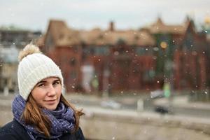 portret van een jong mooi gelukkig lachend meisje op de achtergrond van de stad foto