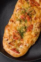 heerlijk oven vers flatbread pizza met kaas, tomaten, worst, zout en specerijen foto