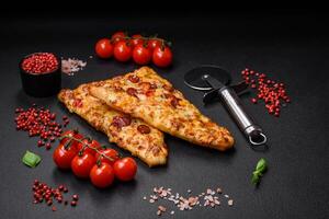 heerlijk oven vers flatbread pizza met kaas, tomaten, worst, zout en specerijen foto