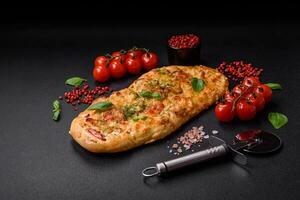 heerlijk oven vers flatbread pizza met kaas, tomaten, worst, zout en specerijen foto