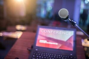 microfoon en laptop computer Bij podium Aan bedrijf congres in conferentie kamer foto