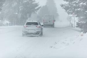 liptov, Slowakije - januari 30, 2022. auto gedekt in sneeuw het rijden in sneeuwstorm Aan een verkoudheid winter dag foto