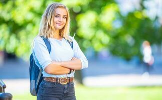 vrouw hoog school- leerling met schooltas. portret van aantrekkelijk jong blond meisje foto