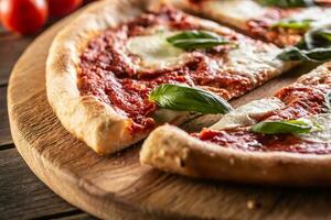 pizza napoletana - napoli tomaat saus Mozzarella en basilicum foto