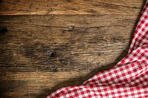 rood geruit keuken tafelkleed Aan rustiek houten tafel foto