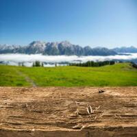 houten leeg bord of tafel en oostenrijks Alpen in de achtergrond foto