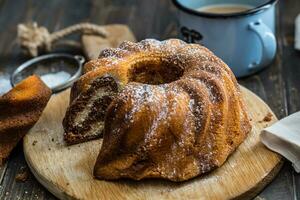 taart. marmeren taart kop van koffie poeder suiker keuken wijnoogst werktuig en vers fruit bessen foto