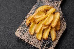 heerlijk krokant aardappel diepten met zout en specerijen Aan een getextureerde beton achtergrond foto