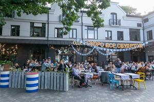 mensen eten en drinken drankjes Bij de Odessa mama cafe. foto