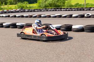 jeugd Gaan kart renner Aan spoor. foto