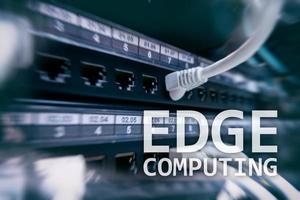 edge computing, internet en moderne technologie concept op moderne serverruimte achtergrond. foto