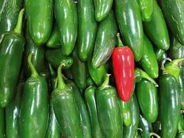 verse pittige pepers van natuurlijke oorsprong om Mexicaans eten te bereiden foto
