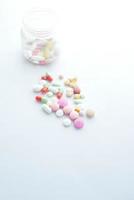 close-up van vele kleurrijke pillen en capsules foto