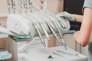 close-up van moderne tandheelkundige instrumenten, instrumenten die worden gebruikt voor tandheelkundige behandeling.