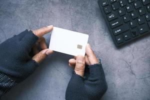 hacker's hand steelt gegevens van creditcard foto