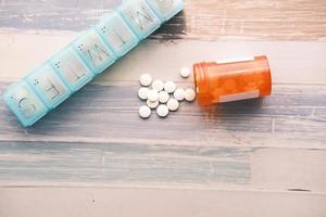 witte medische pillen die uit de container morsen foto