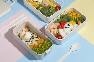 bovenaanzicht samenstelling eten japanse bento box foto