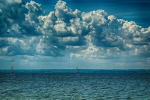 zomer blauw landschap van de Baltisch zee in Polen met een windsurfer foto