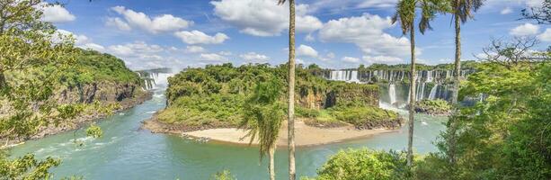 panoramisch beeld over- de indrukwekkend iguacu watervallen in Brazilië foto