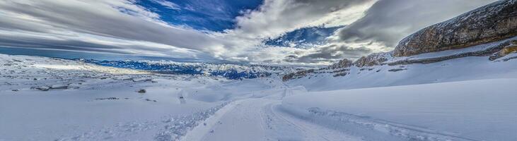 panoramisch beeld van een ski helling in ifen ski toevlucht in kleinwalsertal vallei in Oostenrijk foto