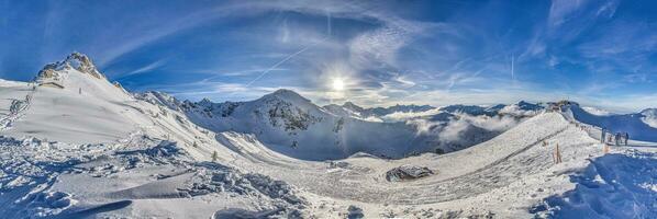 panoramisch beeld van een ski helling in kanzelwand ski toevlucht in kleinwalsertal vallei in Oostenrijk foto