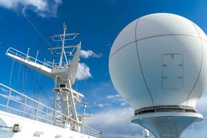 wit antennes, radar en andere communicatie en navigatie uitrusting Aan schip foto