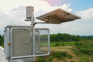 zonne- automatisch water lichtmeting station of water niveau meter gebruikt naar meten de water niveau van de rivier- naar helpen alarm dorpelingen naar kijk maar uit voor overstromingen als de overstroming niveau bereikt de meter. foto