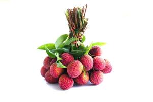 een bundel van lychees Aan wit achtergrond. het is een fruit met ruw huid. ze zijn roodachtig roze of helder rood. zaad jas melkachtig wit dat is vol van water. de vlees geeft een zoet en verzuren smaak. foto