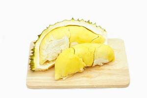 geel vruchtvlees durian pulp, zacht en stevig, met een smakelijk aroma, prachtig geregeld Aan een houten snijdend bord Aan een wit achtergrond. zacht en selectief focus. foto