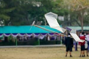 rubber band aangedreven vliegtuig vliegt door gebruik makend van de vrijlating koppel van de rubber naar beurt de propeller. en opgeheven omhoog in de lucht met de dwingen van optillen ontstaan van de Vleugels van een vliegtuig. foto