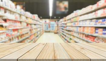 leeg hout tafel top met supermarkt wazig achtergrond voor Product Scherm foto