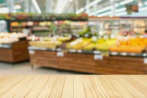 leeg hout tafel top met supermarkt wazig achtergrond voor Product Scherm foto