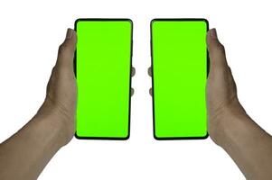 menselijk hand- tonen mobiel smartphone met groen scherm in verticaal positie geïsoleerd Aan wit achtergrond. foto