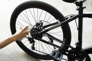 fiets uitrusting smeermiddel verstuiven naar voorkomen Roest en verminderen vochtigheid. foto