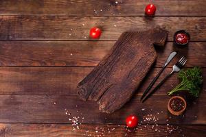 snijden van houten plank en groenten en een speciale donkere tafel