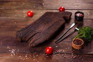 snijden van houten plank en groenten en een speciale donkere tafel