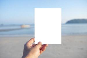 witte bruiloft mock-up kaart op het strand foto