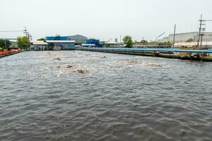 beluchting vijver voor afvalwater behandeling in industrieel planten foto