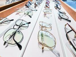 bril lenzenvloeistof kaders in een winkel foto
