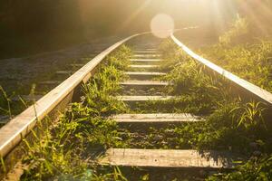 spoorweg station perspectief met zonsondergang licht Bij de einde van de weg foto