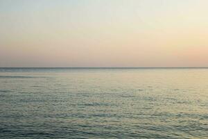 kalmte blauw zee golven zacht oppervlakte oceaan en blauw lucht achtergrond foto