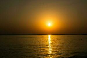 mooi dramatisch donker zonsondergang bovenstaand de zee foto