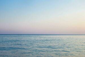 kalmte blauw zee golven zacht oppervlakte oceaan en blauw lucht achtergrond foto
