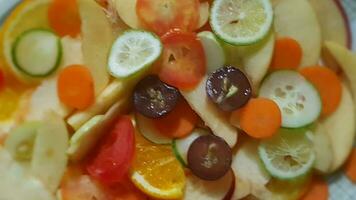 kleurrijk tropisch fruit salade. fruit fotografie. foto