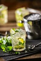 mojito of maagd mojito lang rum drinken met vers munt, limoen sap, riet suiker en Frisdrank foto