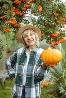 pompoen. een vrouw boer houdt een herfst oogst in haar handen. foto