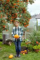 vrouw tuinman Aan haar boerderij tussen de oogst van groenten. foto