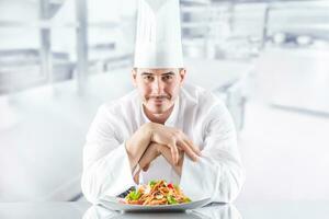 chef in restaurant keuken met bord van Italiaans maaltijd spaghetti bolognese foto